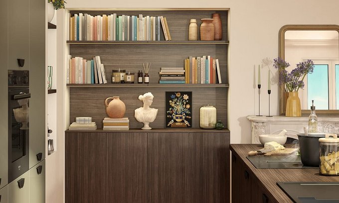 Une grande bibliothèque sur mesure en bois ouverte sur le salon et l’espace de vie.